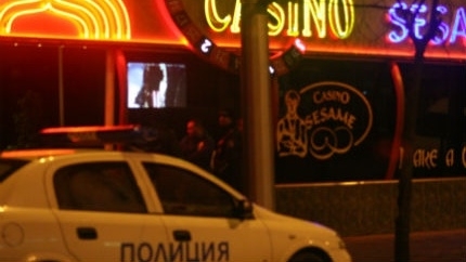 Двама маскирани бандити въоръжени с дървена пръчка и нож са