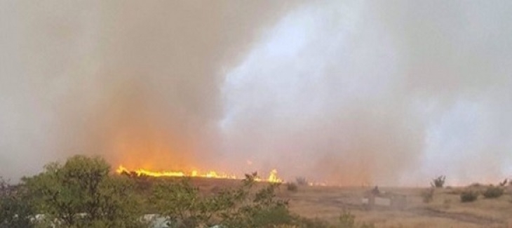 Нова огнена стихия бушува в местността Каптажа край Бургас, алармират