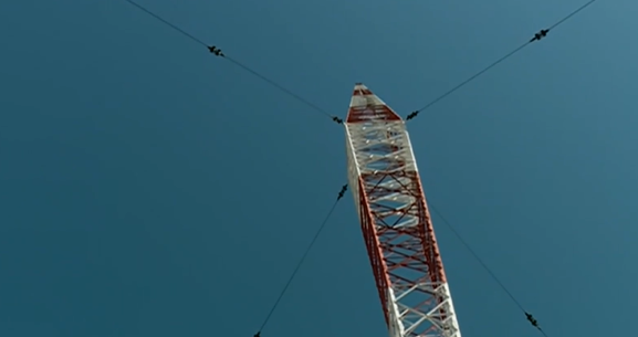 Всички сме виждали огромните метални антени покрай пътищата и дори