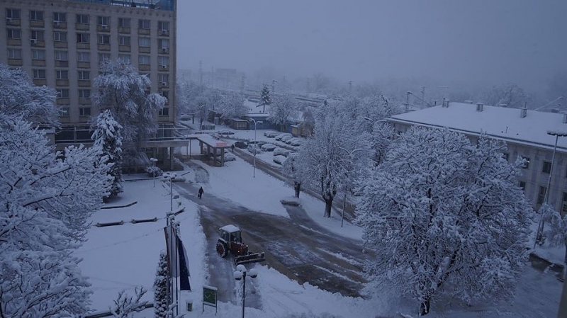 Вследствие на обилния снеговалеж през изминалата нощ зимната обстановка на