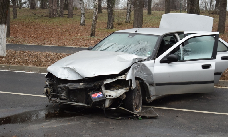 Лек автомобил Пежо се е блъснал в крайпътно дърво заради