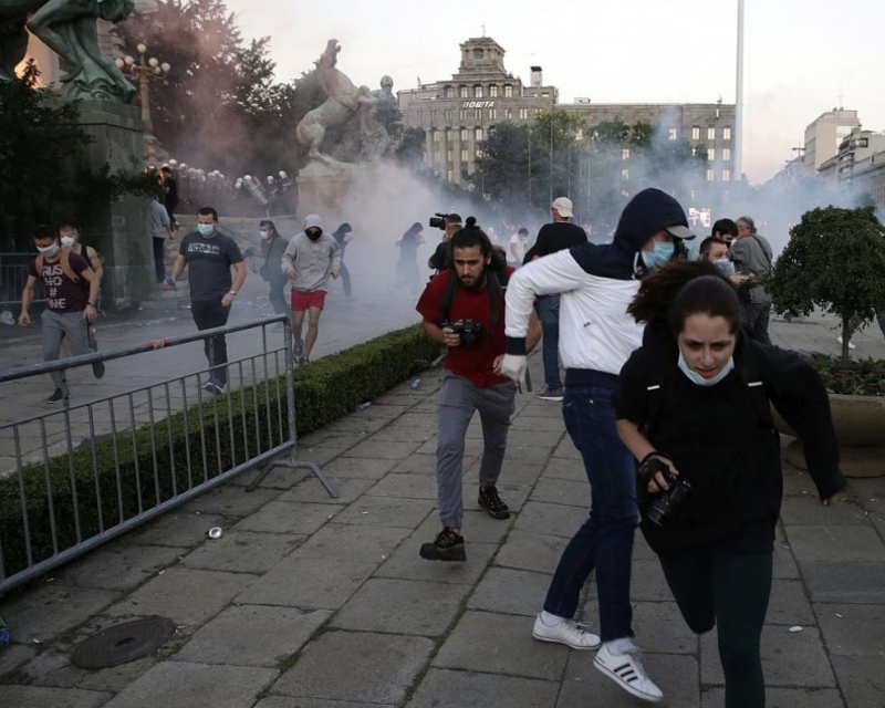 Полицията в Белград използва днес сълзотворен газ за да разпръсне