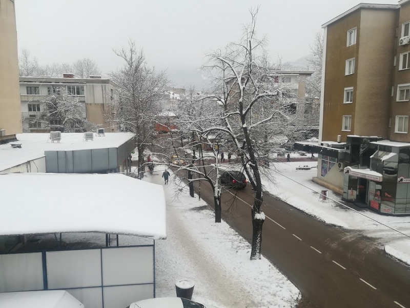 10 сантиметра е снежната покривка във Враца съобщиха от Националния