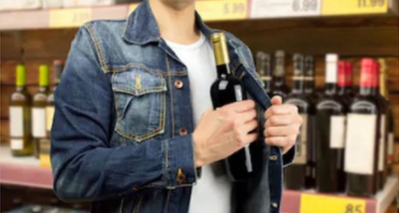 Крадец е отмъкнал алкохол и безалкохолни напитки от заведение в