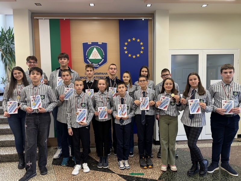 На официална церемония днес ръководството на профилираната природо математическа гимназия във