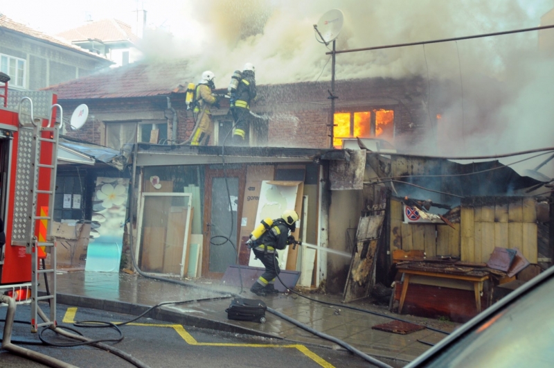 Фойерверки запалиха имот във Видинско съобщиха от полицията Случилото се е