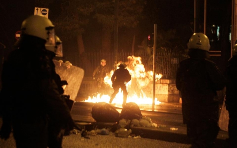 Около 30 анархисти вилняха снощи в Атина написа местният в