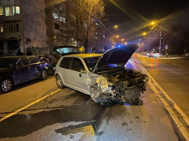 Шофьор удари 9 паркирани коли в София  съобщиха потребители в социалните мрежи  Инцидентът