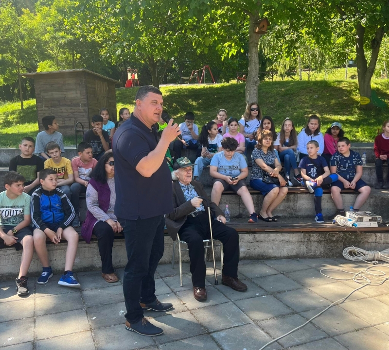 Вчера в парк Щурците в Оряхово се проведе открит урок