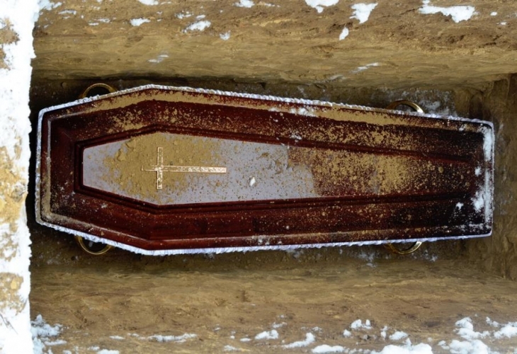 Хора легнаха в ковчези в Испания за да отпразнуват факта