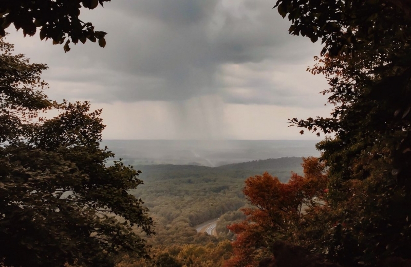Днес над по голямата част от страната ще се задържи предимно