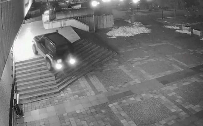 Нагъл шофьор се повози с автомобила си по пешеходната зона