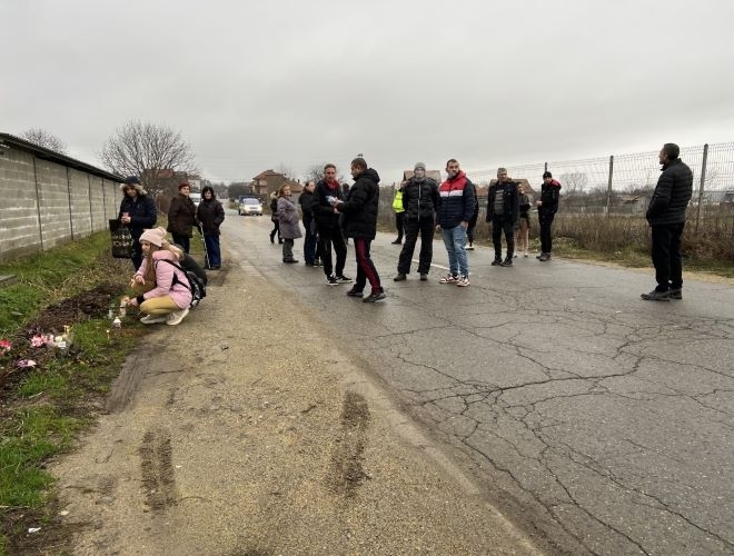 Протестиращи затвориха пътя между казанлъшките селата Бузовград и Розово. Те