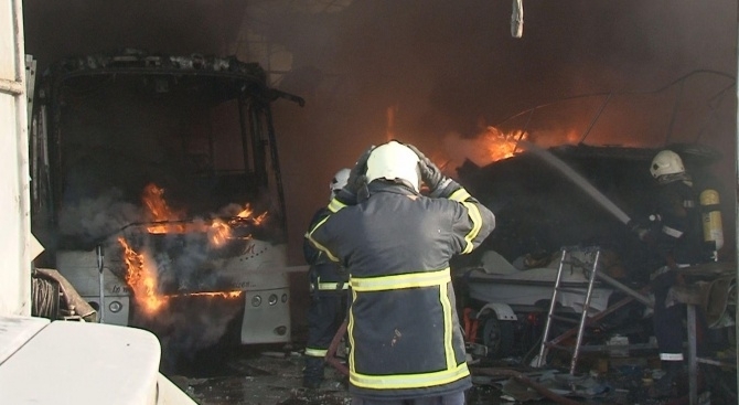Пожар избухна тази сутрин във Варна и обхвана около 1