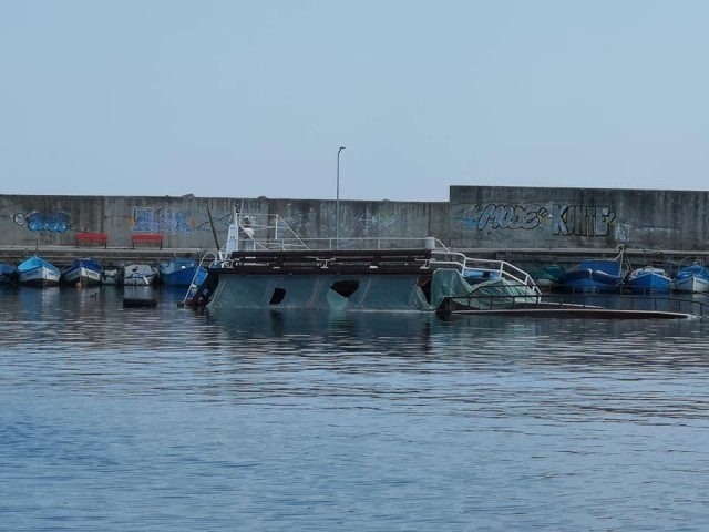 Около 70 литра нафта от заседнала моторна лодка се изляха