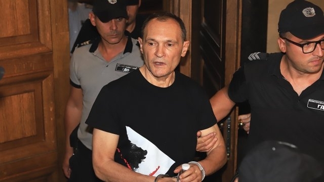 Спецполицаи от СДВР и ГДНП влизат на проверка в три имота на