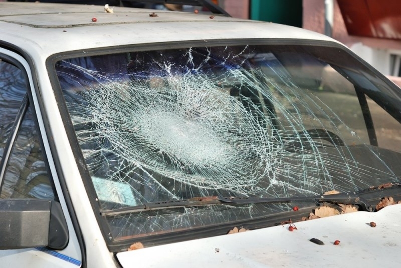 Полицията във Видин разследва вандализъм Група младежи потрошили лек автомобил