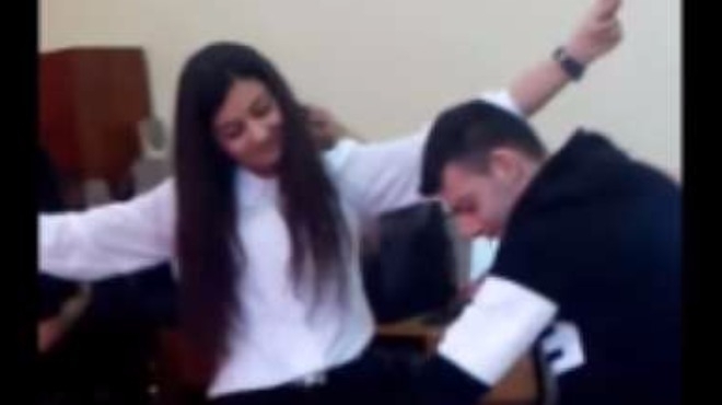 Ученички играят кючек в клас а учителки им ръкопляскат Това