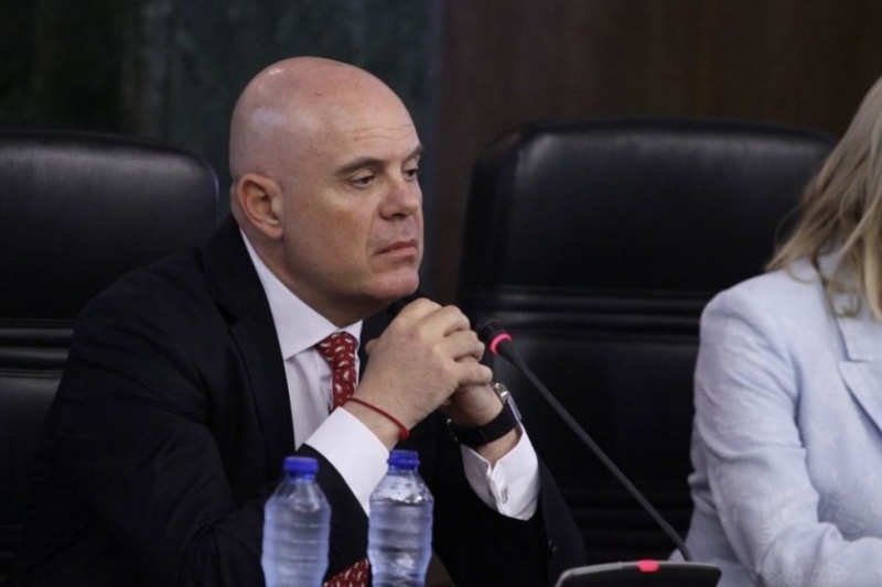 Пред журналисти главният прокурор Иван Гешев показа скрийншоти от собствения