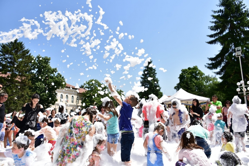 Творчески работилници ателиета много игри и забавления е подготвила за