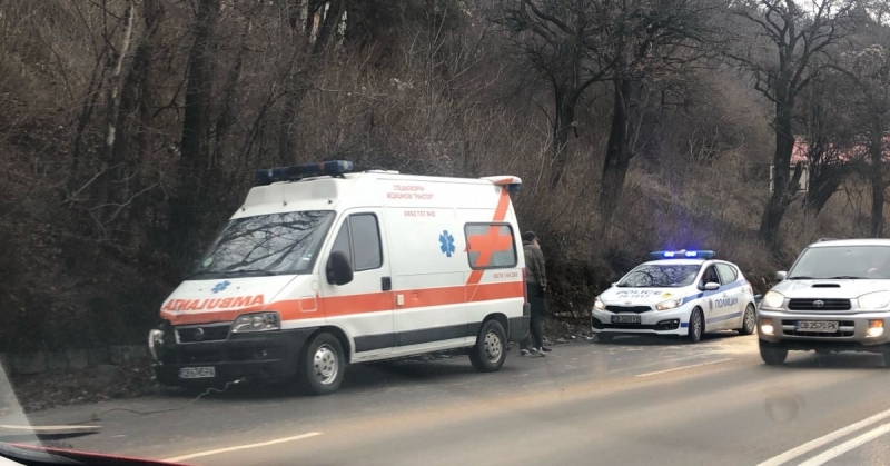 Кола и линейка се удариха на Черния кос край Владая