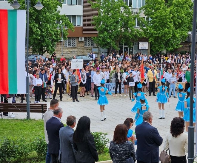 Тази година шествие от деца ученици учители културни дейци духовници