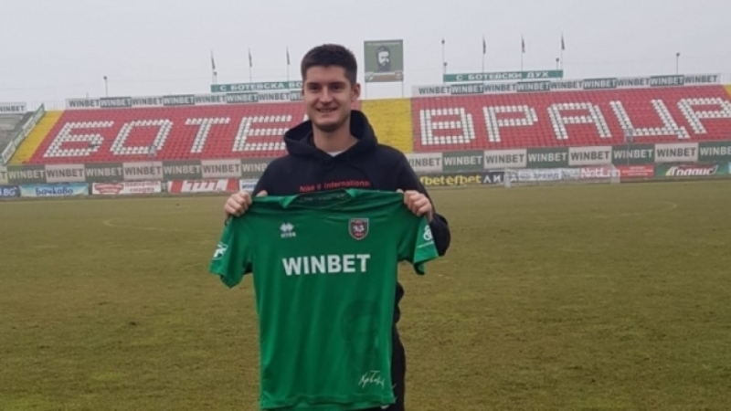 Сръбският дефанзивен полузащитник Саша Станисавлевич няма да продължава да играе