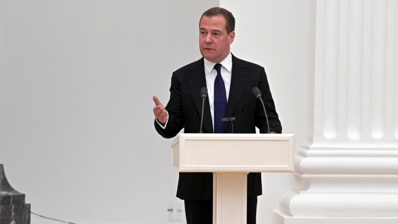 Дмитрий Медведев предупреди днес че светът вероятно е на ръба
