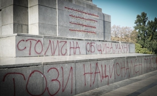 Паметникът на Съветската армия в София отново осъмна надраскан този