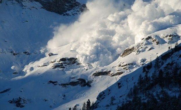 Двама туристи загинаха след лавина в района на Банскол Инцидентът