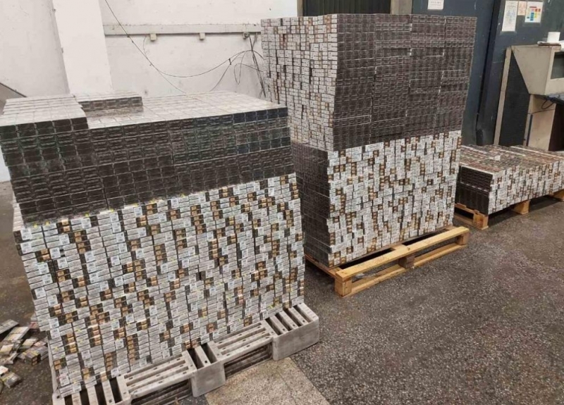 Митническите служители откриха голямо количество контрабандни цигари скрити в дървени