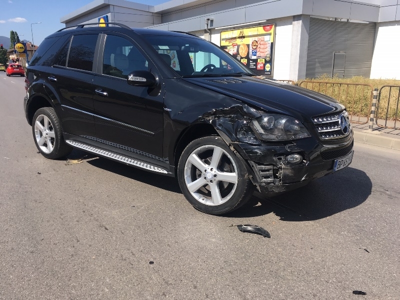 Катастрофа затруднява трафика на възлов булевард във Враца видя първо