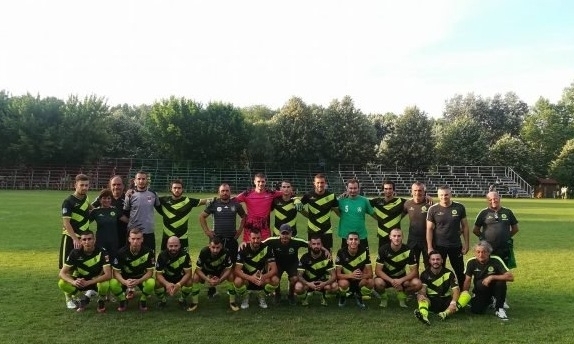 Днес от 18 00 часа треньорът Николай Нинов ще изведе футболистите