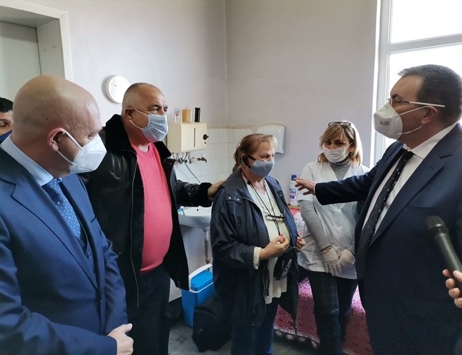 Най възрастният който вече се е имунизирал в страната е на