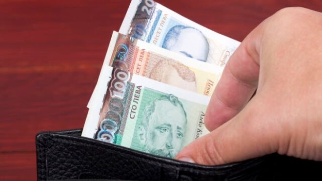 Заплатите у нас: За автобояджия - 4000 лв., за спешен лекар - 3950 лв.