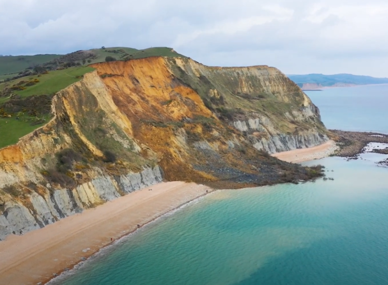 4 хиляди тона скали се сринаха и затрупаха плажната ивица