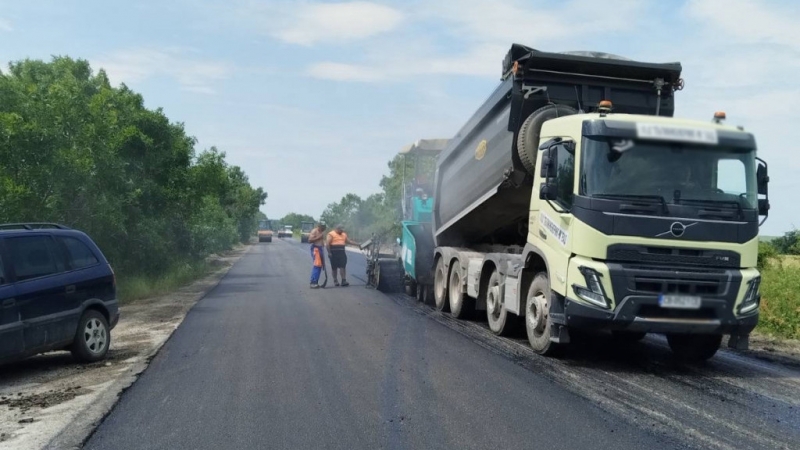 Напредва ремонтът на близо 57 км от международния път Е