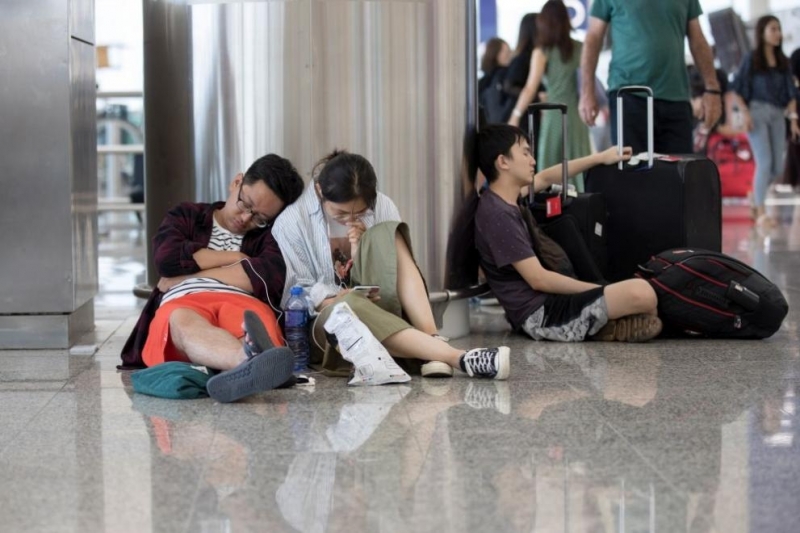 Над 200 полета са анулирани на международното летище в Хонконг заради мащабната антиправителствена стачка в