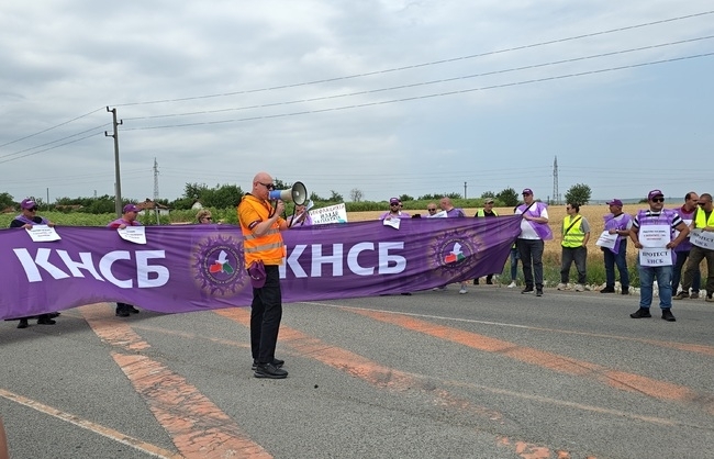 Работници и служители на АПИ от цялата страна затвориха пътя към „Дунав мост 2“ /снимки/