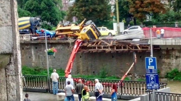 Тежка техника със стрела за изливане на бетон се преобърна