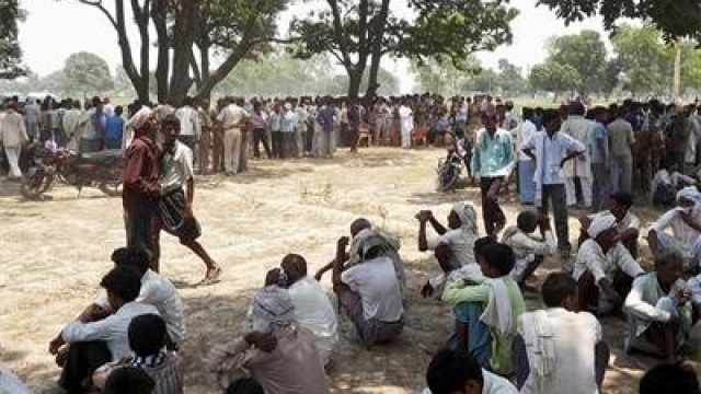 Двама души бяха арестувани в предградията на Делхи след като