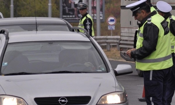 Служители на реда са хванали възрастен мъж да управлява нередовна