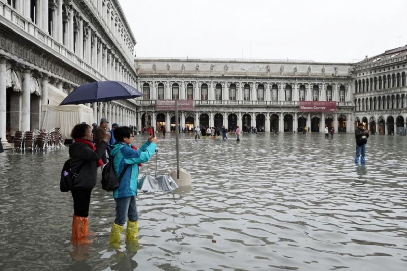 След историческото наводнение през ноември, Венеция е изправена пред почти