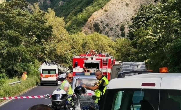 Двама пострадаха в катастрофа на междуселски път във Врачанско съобщиха