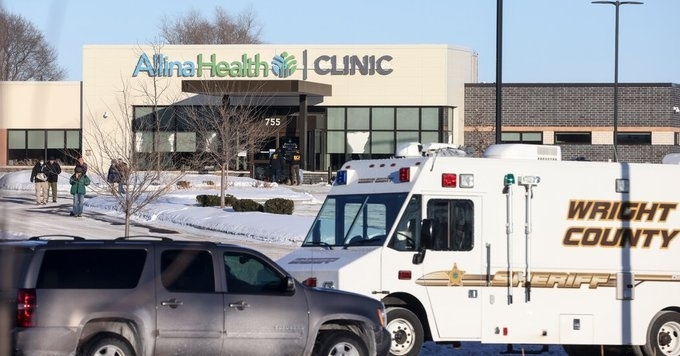 Един човек загина а четирима бяха ранени при стрелба в