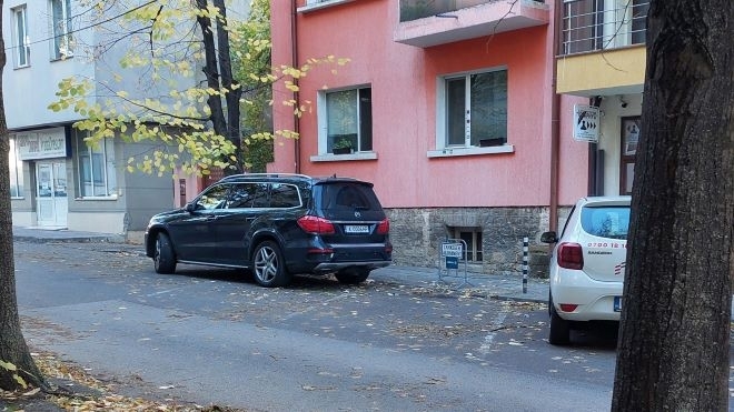 Тарикати в повече! Бургаски джип се "озова" на две паркоместа във Враца, граждани недоволстват /снимки/