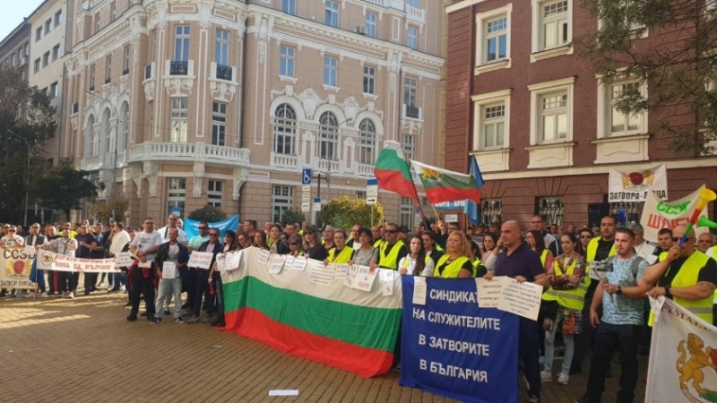 50 служители на затвора във Враца участват в масовия протест