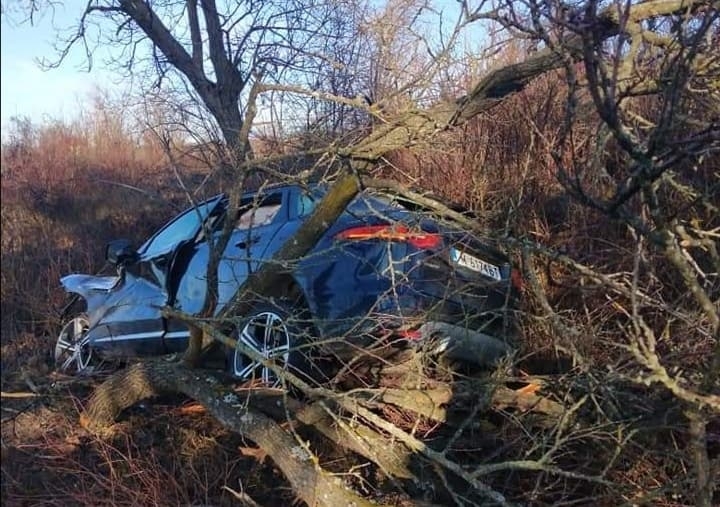 Водач на лъскав джип помете няколко дървета в Монтанско научи