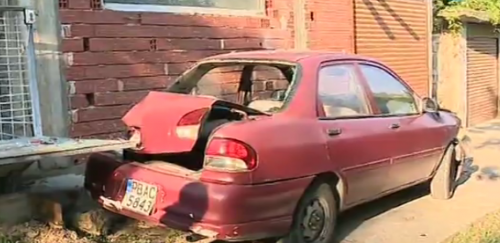 Млад мъж потроши колата на съседите си защото се е