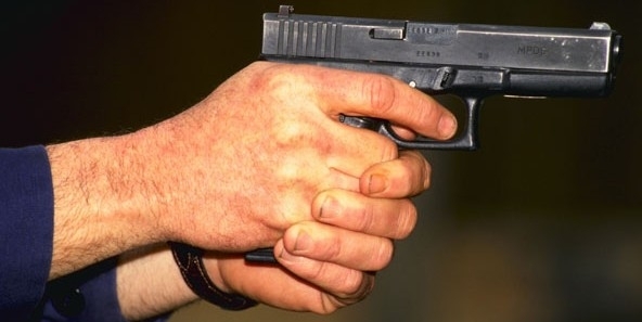 Разярен управител на фирма опрял пистолет в главата на мъж